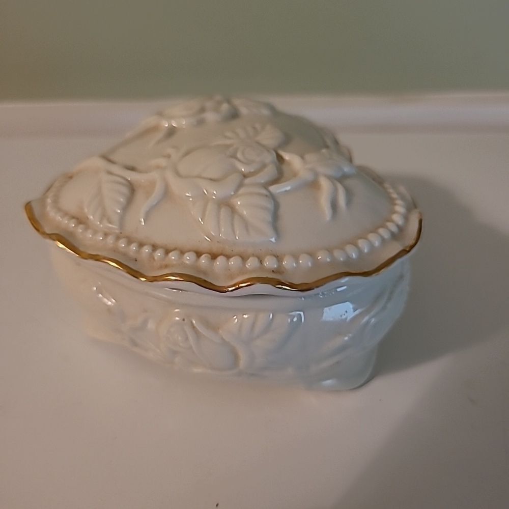 Porcelain Heart Box - Picture 6 of 8